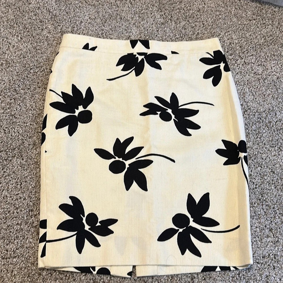 J Crew The Pencil Skirt, Size 4, EUC - Picture 1 of 6
